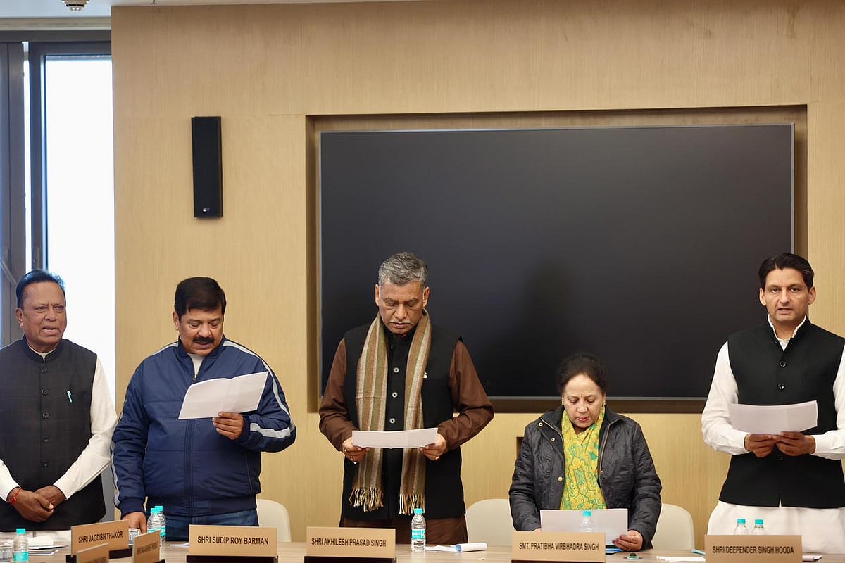 <div class="paragraphs"><p>یہ بھی حلف لیا گیا کہ منریگا سے گاندھی جی کا نام مٹانے اور مزدوروں کے حقوق کو خیرات میں بدلنے کی ہر سازش کی جمہوری انداز میں مخالفت کریں گے</p></div>