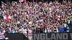 <div class="paragraphs"><p>انگلینڈ کی فتح کے بعد جشن مناتے ہوئے اسٹیڈیم میں موجود کرکٹ شیدائی، تصویر ’ایکس‘ <a href="https://x.com/englandcricket">@englandcricket</a></p></div>