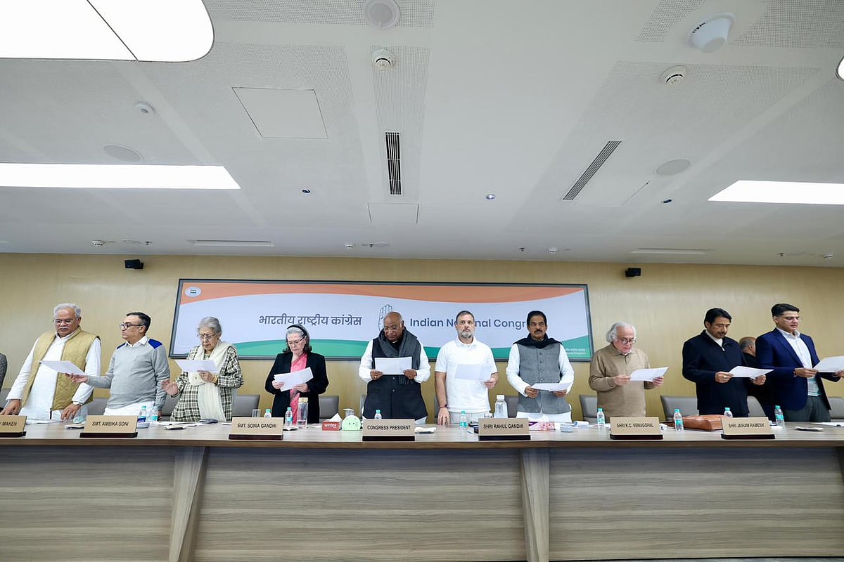 <div class="paragraphs"><p>حلف اٹھاتے ہوئے سامنے آئی تصویروں میں کانگریس جنرل سکریٹری جئے رام رمیش، کانگریس ٹریزرار اجئے ماکن اور چھتیس گڑھ کے سابق وزیر اعلیٰ بھوپیش بگھیل بھی نظر آئے</p></div>