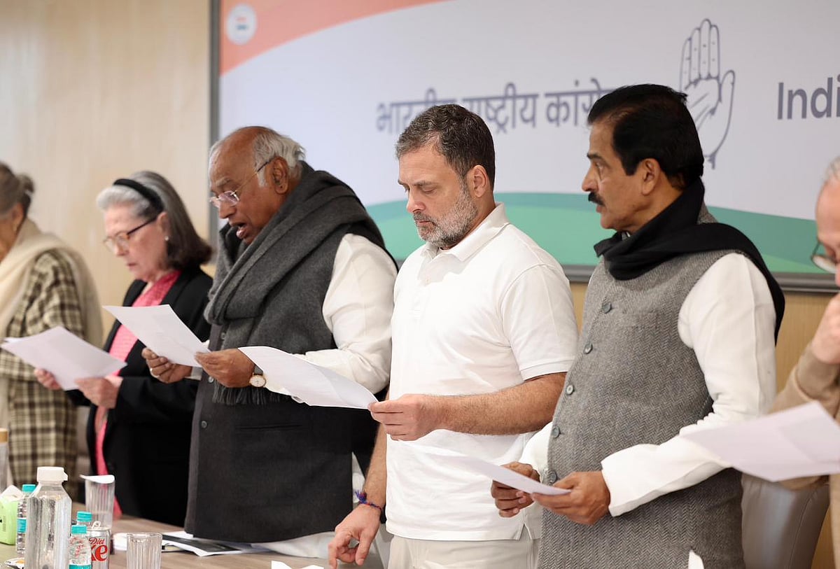 <div class="paragraphs"><p>منریگا اور مزدوروں کے حقوق کی حفاظت کے لیے حلف اٹھاتے ہوئے کانگریس صدر ملکارجن کھڑگے، کانگریس پارلیمانی پارٹی کی چیئرپرسن سونیا گاندھی اور لوک سبھا میں حزب اختلاف کے قائد راہل گاندھی</p></div>