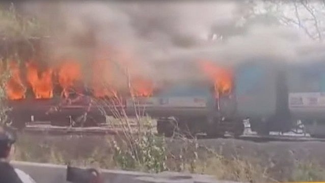 <div class="paragraphs"><p>ٹرین میں لگی آگ، تصویر ویڈیو گریب</p></div>
