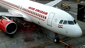 کینیڈا میں پرواز سے پہلے منھ سے شراب کی بو آنے پر حراست میں لیا گیا ایئر انڈیا کا پائلٹ، تحقیقات جاری