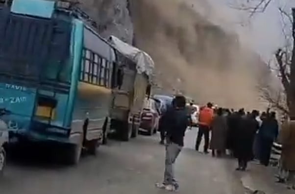 کشمیر کے اُڑی میں اچانک گرا پہاڑ، سڑک سے گزر رہے لوگوں کی نکل پڑی چیخ، خوفناک ویڈیو آئی سامنے