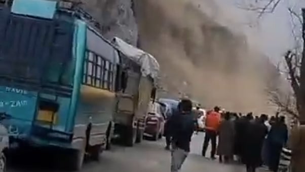 <div class="paragraphs"><p>اُڑی&nbsp; میں پہاڑ ٹوٹ کر گرنے کا منظر، ویڈیو گریب</p></div>