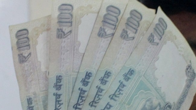 ڈالر کے مقابلے روپیہ کی قدر میں مسلسل دوسرے دن 10 پیسے کی کمی