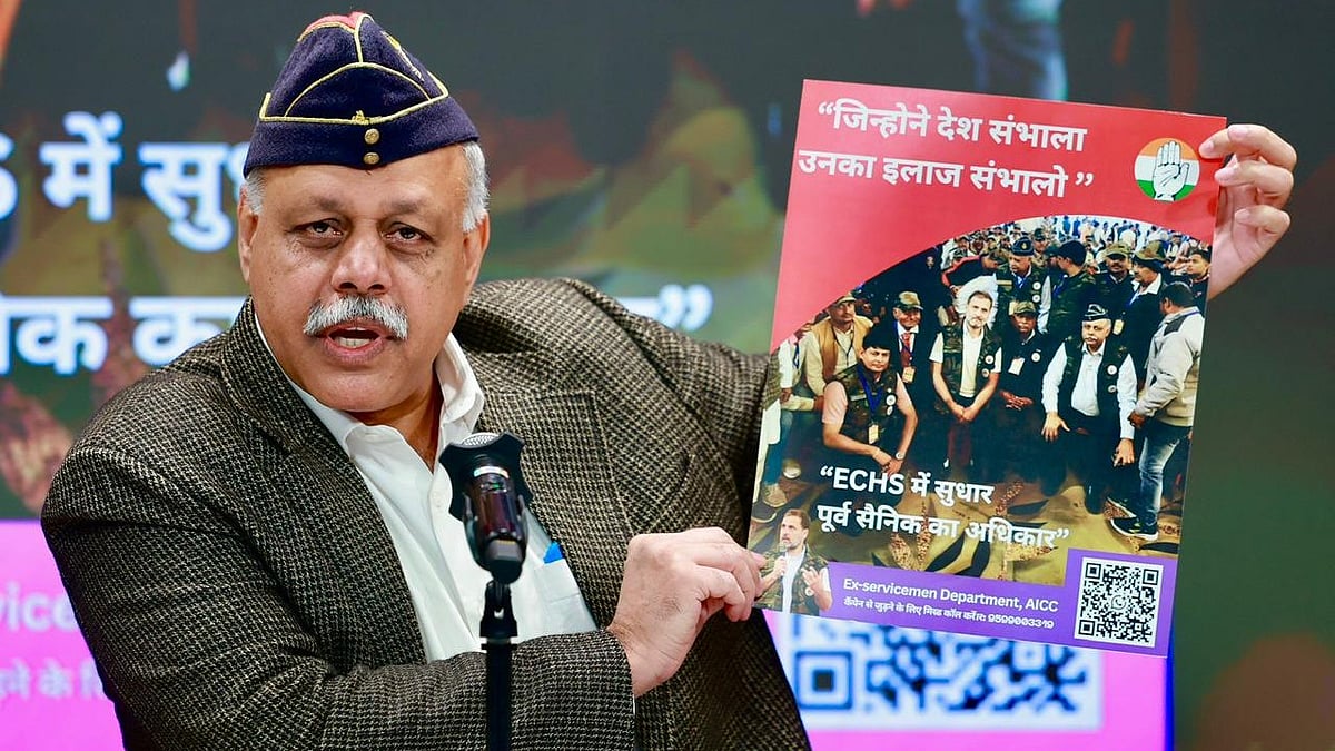 <div class="paragraphs"><p>پریس کانفرنس کرتے ہوئے کرنل روہت چودھری</p></div>