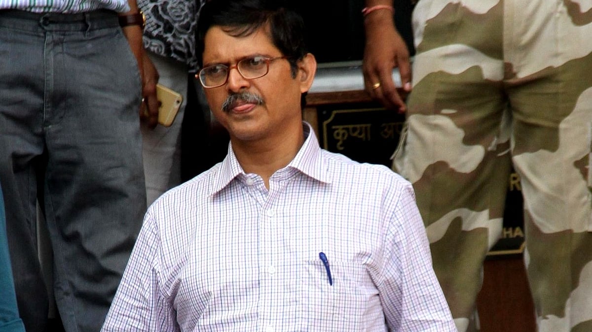 جیل میں سابق آئی پی ایس امیتابھ ٹھاکر کی بھوک ہڑتال، گرفتاری کے سی سی ٹی وی فوٹیج پر تنازعہ