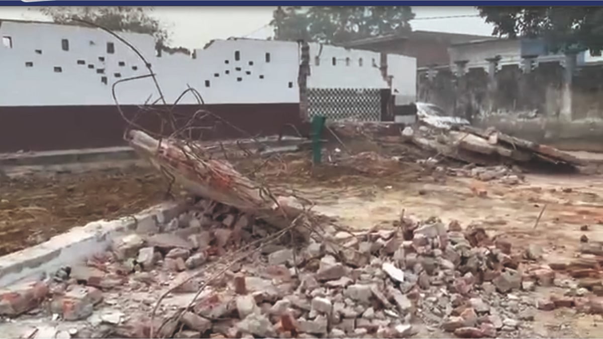 سنبھل میں عدالت کے ذریعے غیر قانونی بتائی گئی مسجد مسلمانوں نے خود ہی شہید کردی