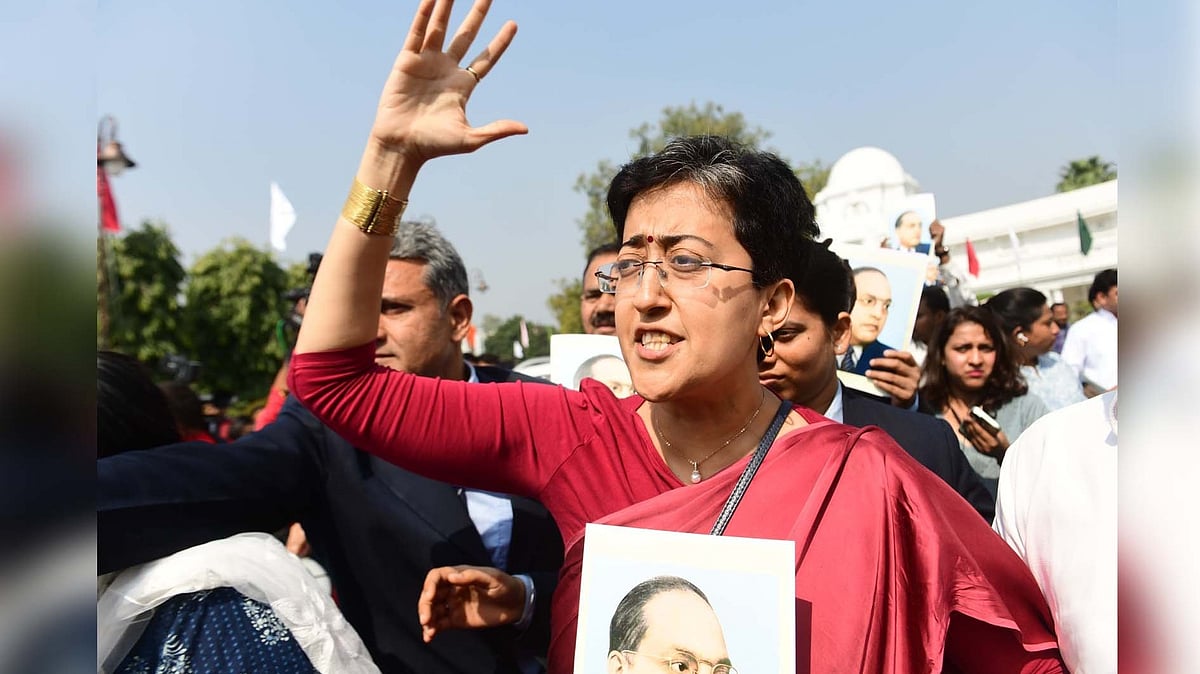 دہلی اسمبلی سرمائی اجلاس کے پہلے ہی روز ہنگامہ، اسپیکر کے حکم پر ایوان سے باہر نکالے گئے اے اے پی کے اراکین