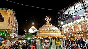 سپریم کورٹ نے اجمیر شریف درگاہ پر وزیر اعظم کی چادر بھیجنے والی روایت کے خلاف دائر عرضی کو کیا خارج