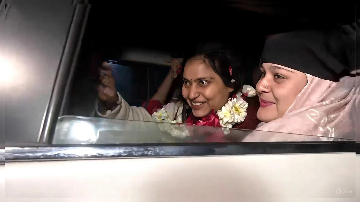 <div class="paragraphs"><p>رہائی کے بعد کار میں موجود گلفشاں فاطمہ / سوشل میڈیا</p></div>