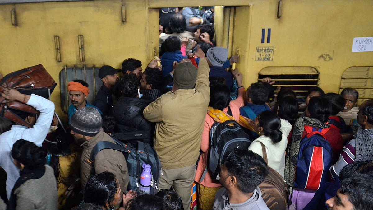 <div class="paragraphs"><p>نئی دہلی ریلوے اسٹیشن پر بھگدڑ کا منظر / یو این آئی</p></div>