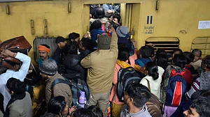 <div class="paragraphs"><p>نئی دہلی ریلوے اسٹیشن پر بھگدڑ کا منظر / یو این آئی</p></div>