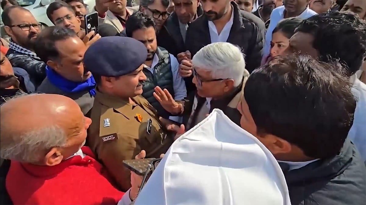 یوپی: میرٹھ معاملہ میں اپوزیشن کا شدید حملہ، متاثرہ خاندان سے ملنے جا رہے کانگریس لیڈران کو پولیس نے روکا