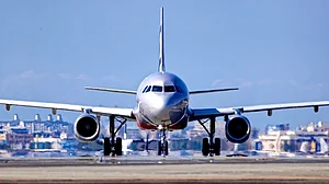 غلط رن وے پر اُتر گیا افغانستان کا طیارہ، بڑے حادثے سے بال بال بچ گیا دہلی ایئرپورٹ، تفتیش جاری