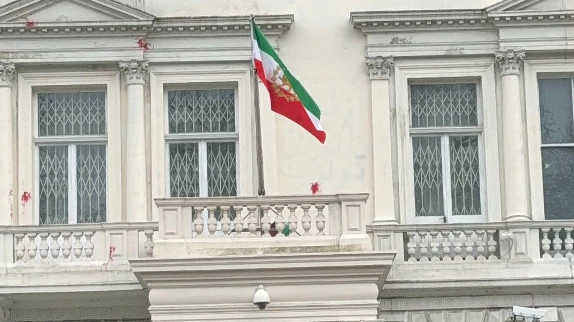 <div class="paragraphs"><p>لندن واقع ایرانی سفارتخانہ میں لہراتا ایران کا قدیم پرچم، تصویر سوشل میڈیا</p></div>
