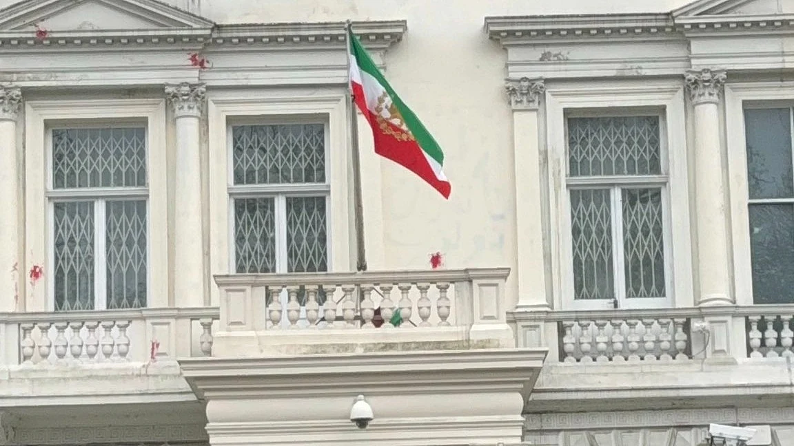 <div class="paragraphs"><p>لندن واقع ایرانی سفارتخانہ میں لہراتا ایران کا قدیم پرچم، تصویر سوشل میڈیا</p></div>