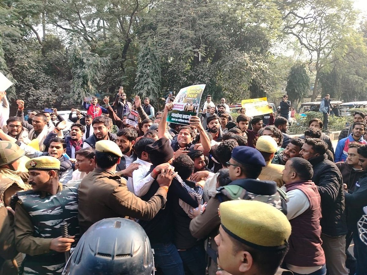 این ایس یو آئی کے ’منریگا بچاؤ سنگرام مارچ‘ پر پولیس کی بربریت، وارانسی میں قومی صدر ورون چودھری گرفتار