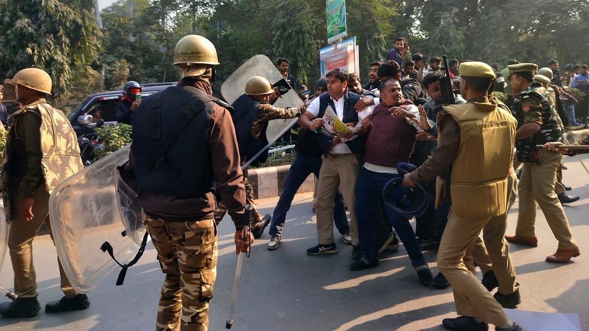 این ایس یو آئی کے ’منریگا بچاؤ سنگرام مارچ‘ پر پولیس کی بربریت، وارانسی میں قومی صدر ورون چودھری گرفتار