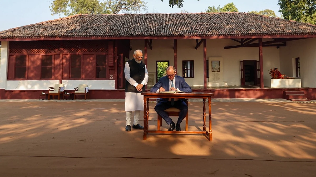 <div class="paragraphs"><p>جرمن چانسلر فریڈرک مرز سابرمتی آشرم کی ڈائری میں خاص پیغام لکھتے ہوئے، بغل میں کھڑے ہیں وزیر اعظم نریندر مودی، تصویر ’ایکس‘&nbsp;<a href="https://x.com/narendramodi">@narendramodi</a></p></div>