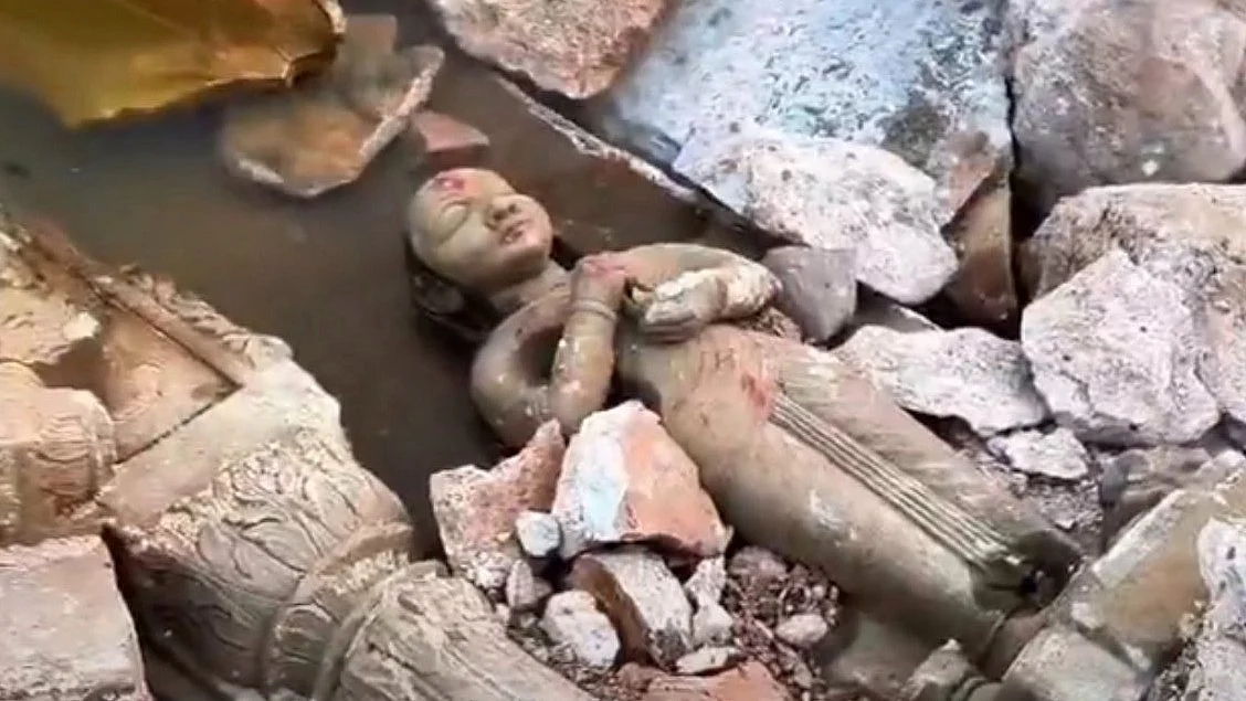 <div class="paragraphs"><p>منی کرنیکا گھاٹ پر ٹوٹی ہوئی مورتی، تصویر ’ایکس‘ @kharge</p></div>