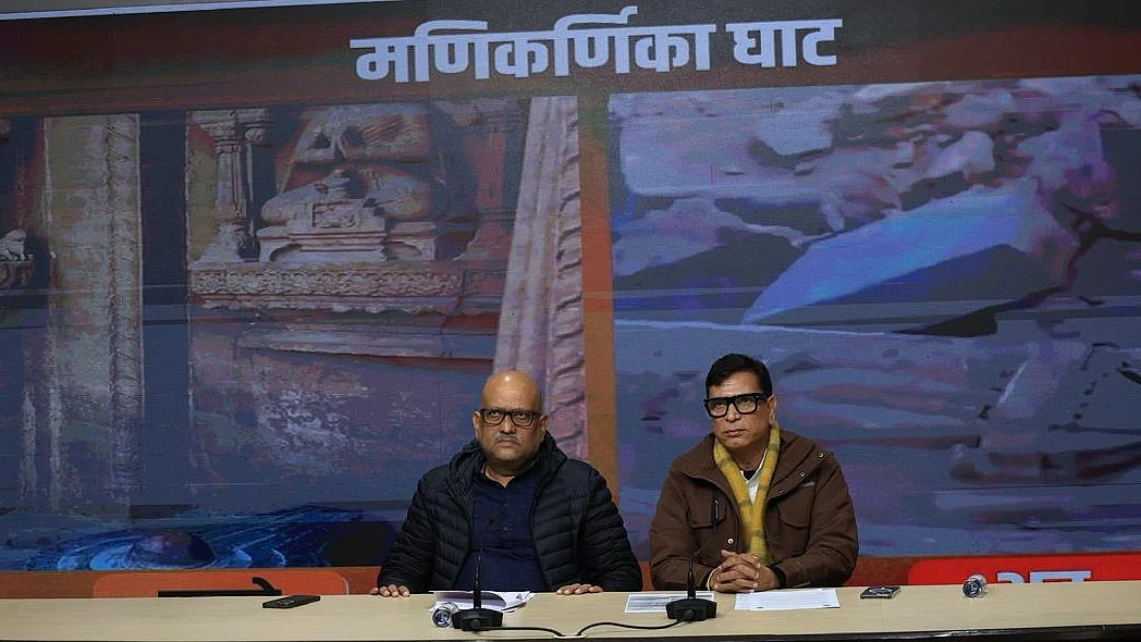 <div class="paragraphs"><p>پریس کانفرنس کرتے ہوئے اجئے رائے اور ابھے دوبے</p></div>