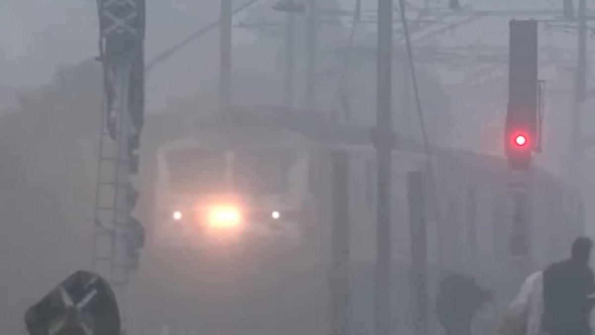 ٹرینوں کی رفتار پر کہرے نے لگایا بریک، کئی ٹرینوں کی منسوخی اور لیٹ ہونے سے مسافر پریشان