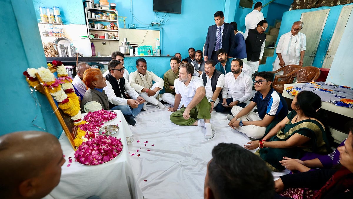 <div class="paragraphs"><p>اندور میں آلودہ پانی پینے کے سبب جان گنوانے والے ایک متوفی کے اہل خانہ سے ملاقات کرتے ہوئے راہل گاندھی، تصویر بشکریہ&nbsp;<a href="https://x.com/RahulGandhi">@RahulGandhi</a></p></div>