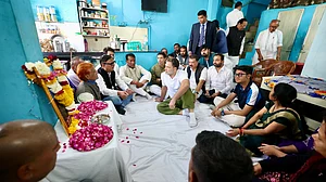 اندور: آلودہ پانی پینے کے سبب جان گنوانے والوں کو راہل گاندھی نے دیا ایک-ایک لاکھ روپے کا چیک