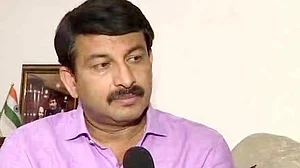 بی جے پی ایم پی منوج تیواری کے گھر میں لاکھوں روپئے کی چوری، سابق ملازم گرفتار