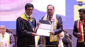 اجے ماکن کے بیٹے اوجسوی ماکن کی شاندار کامیابی، جوریڈیکل یونیورسٹی کولکاتا میں پہلی پوزیشن کے ساتھ ملا گولڈ میڈل