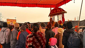 ’اسنان‘ سے روکے جانے کے بعد بھوک ہڑتال پر شنکراچاریہ، یوگی انتظامیہ پر عائد کیے سنگین الزامات