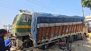 <div class="paragraphs"><p>ٹرین اور ٹرک کی ٹکر، تصویر سوشل میڈیا</p></div>