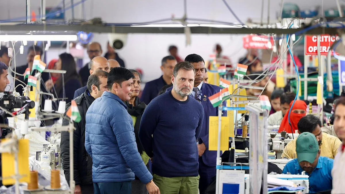 <div class="paragraphs"><p>ہریانہ واقع ایک ٹیکسٹائل فیکٹری میں ملازمین سے بات کرتے ہوئے راہل گاندھی</p></div>