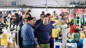 <div class="paragraphs"><p>ہریانہ واقع ایک ٹیکسٹائل فیکٹری میں ملازمین سے بات کرتے ہوئے راہل گاندھی</p></div>