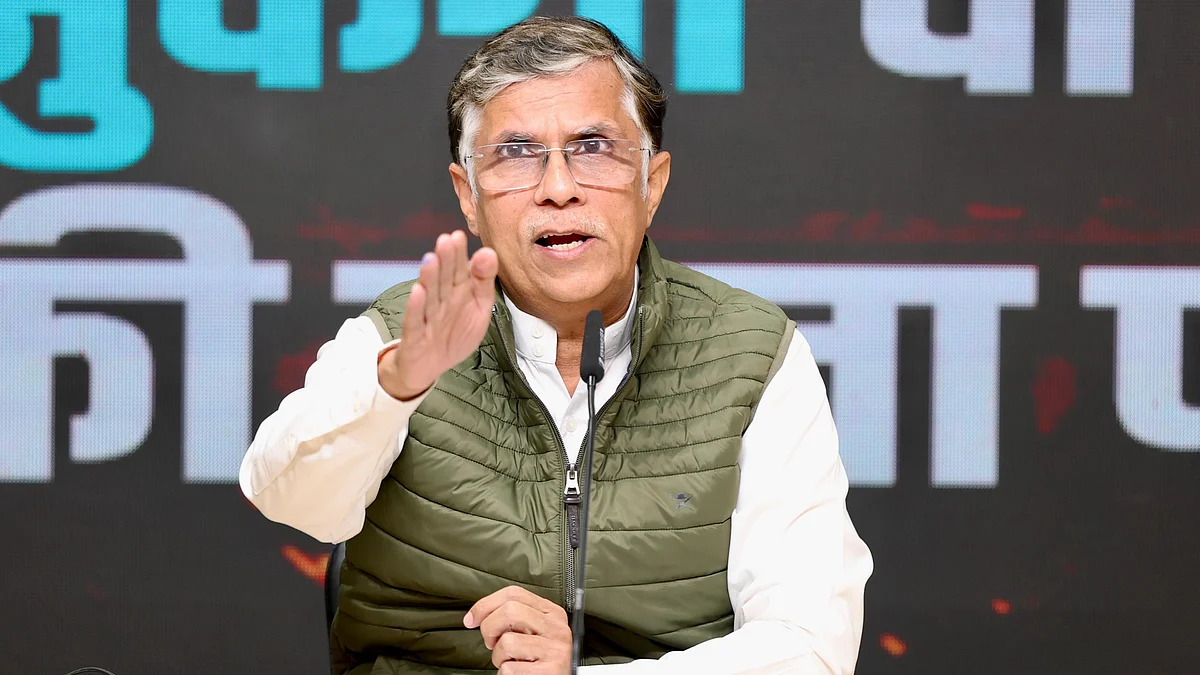 <div class="paragraphs"><p>پریس کانفرنس سے خطاب کرتے ہوئے پون کھیڑا</p></div>