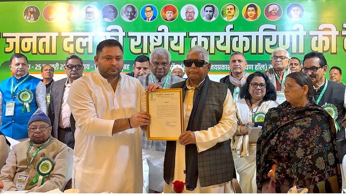 <div class="paragraphs"><p>پٹنہ میں آر جے ڈی کے قومی عاملہ اجلاس کے دوران لالو پرساد یادو تیجسوی یادو کو کارگزار صدر کی تقرری کا خط پیش کرتے ہوئے، اس موقع پر رابڑی دیوی بھی موجود ہیں / آئی اے این ایس</p></div><div class="paragraphs"></div>