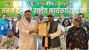 <div class="paragraphs"><p>پٹنہ میں آر جے ڈی کے قومی عاملہ اجلاس کے دوران لالو پرساد یادو تیجسوی یادو کو کارگزار صدر کی تقرری کا خط پیش کرتے ہوئے، اس موقع پر رابڑی دیوی بھی موجود ہیں / آئی اے این ایس</p></div><div class="paragraphs"></div>