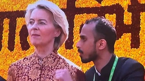 چھا گئے سدھارتھ بابو، جو یوم جمہوریہ کی تقریب میں مہمان خصوصی کو سمجھاتے نطر آئے