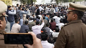 یو جی سی کے نئے ضوابط کے خلاف لکھنؤ اور دہلی میں طلبہ کا احتجاج، حکومت پر دباؤ میں اضافہ