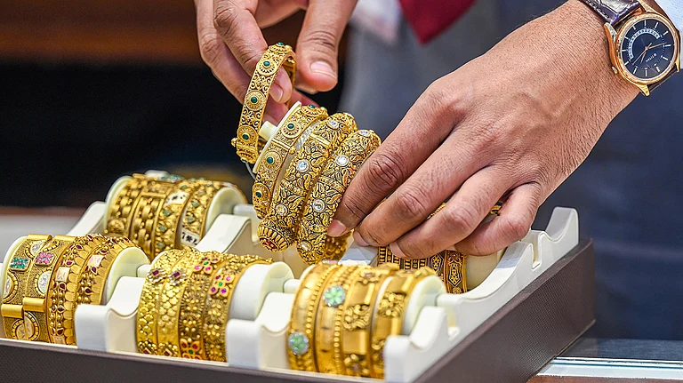 عالمی کشیدگی اور ڈالر کی کمزوری کے سائے میں سونا اور چاندی نئی ریکارڈ بلندیوں پر