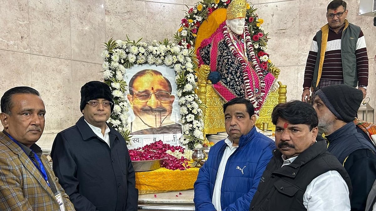 <div class="paragraphs"><p>رام بابو شرما کو خراجِ عقیدت پیش کرتے ہوئے سیاسی و سماجی لیڈران</p></div>