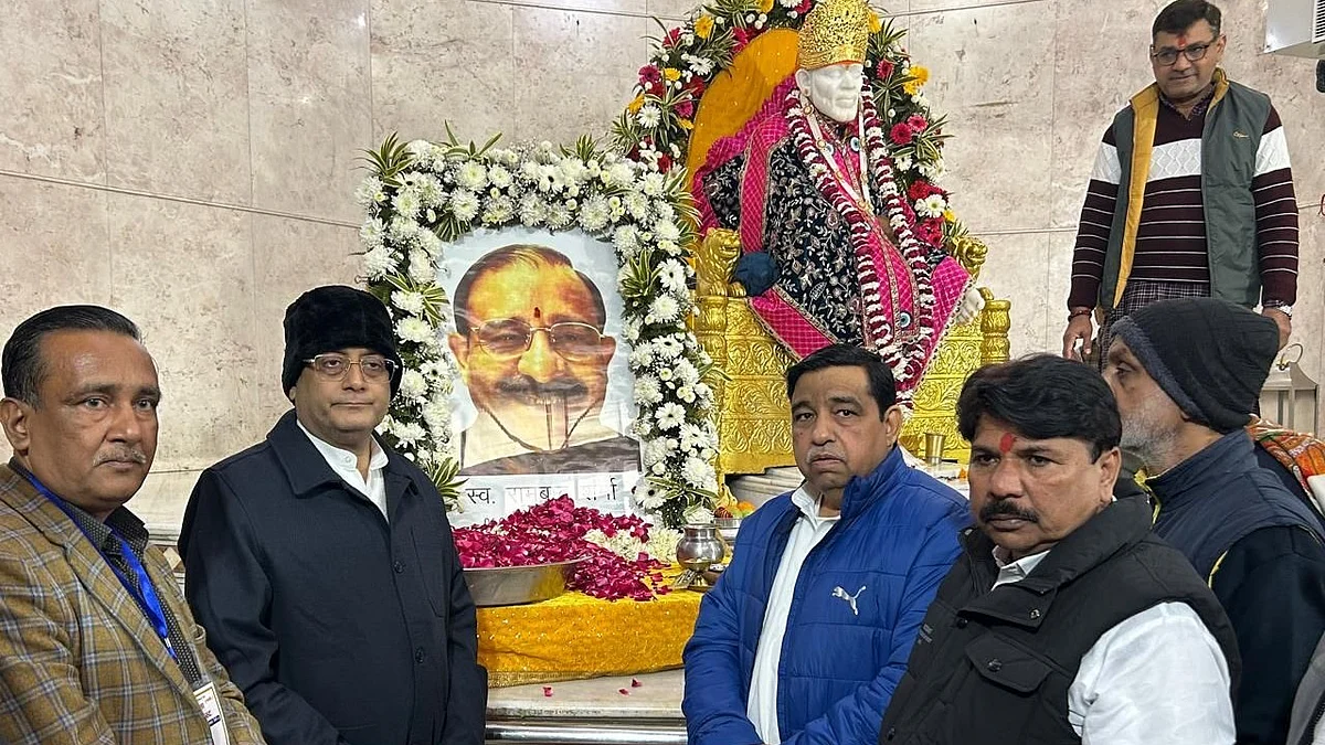 <div class="paragraphs"><p>رام بابو شرما کو خراجِ عقیدت پیش کرتے ہوئے سیاسی و سماجی لیڈران</p></div>