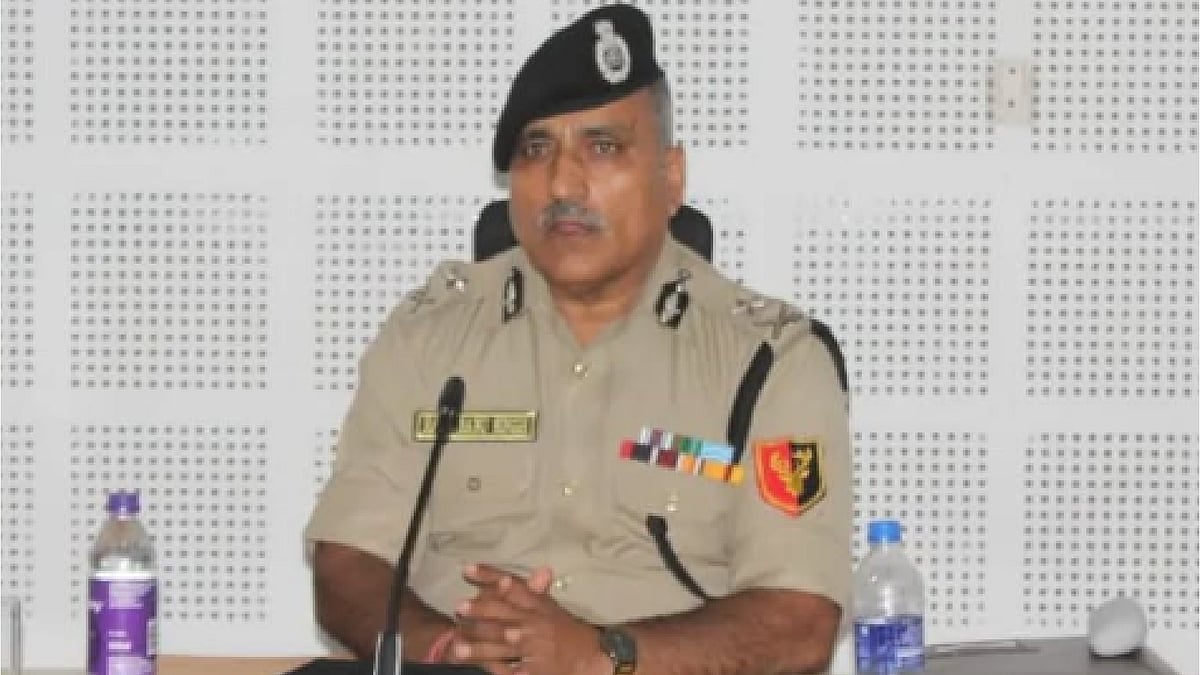 مدارس کے طلباء سے سینئر آئی پی ایس آفیسر کا خطاب، قرآن کے ساتھ گیتا بھی پڑھنے کی اپیل