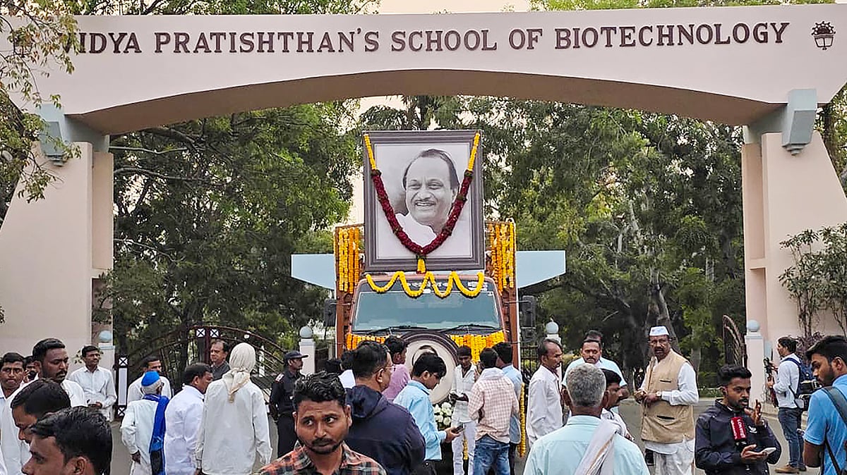 <div class="paragraphs"><p>اجیت پوار کی آخری رسومات ادا / آئی اے این ایس</p></div>