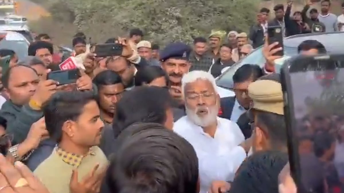 اتر پردیش: ناراض بی جے پی رکن اسمبلی نے سڑک پر گاڑی کھڑی کر حامیوں کے ساتھ روکا وزیر سوتنتر دیو کا قافلہ