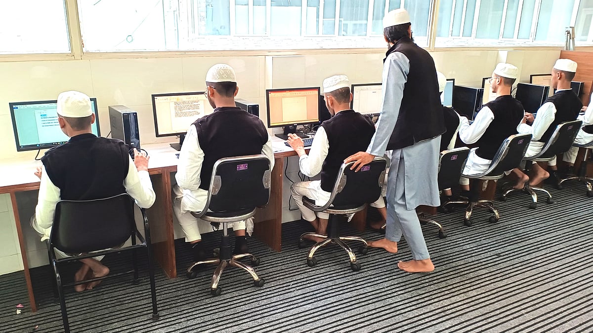 <div class="paragraphs"><p>مدرسہ تجوید القرآن میں کمپیوٹر کی تعلیم حاصل کرتے طلبا</p></div>