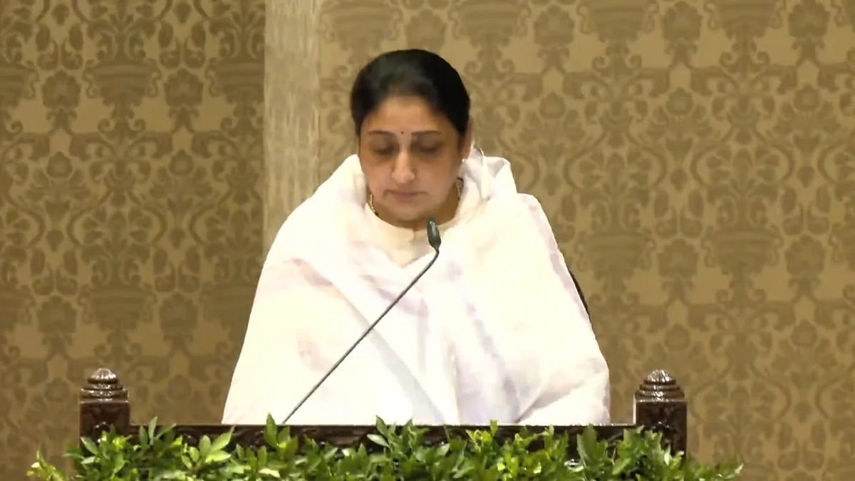 <div class="paragraphs"><p>سنیترا پوار نائب وزیر اعلیٰ عہدہ کا حلف لیتی ہوئیں، ویڈیو گریب</p></div>