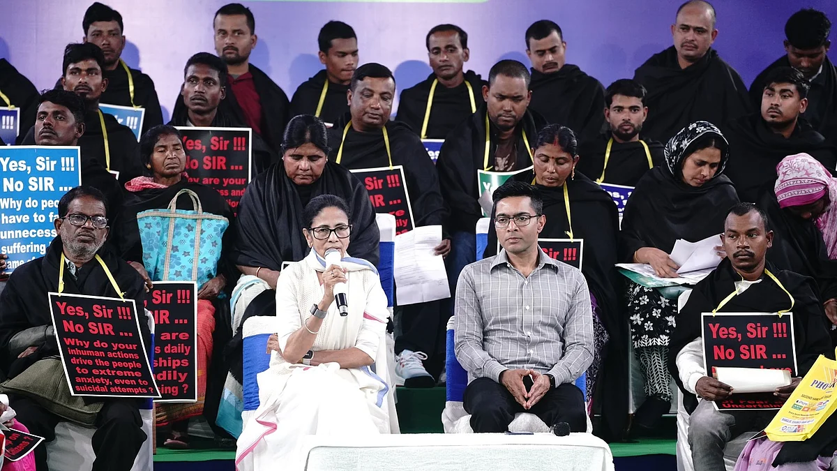 <div class="paragraphs"><p>ممتا بنرجی اور ابھیشیک بنرجی، تصویر بشکریہ&nbsp;@AITCofficial</p></div>