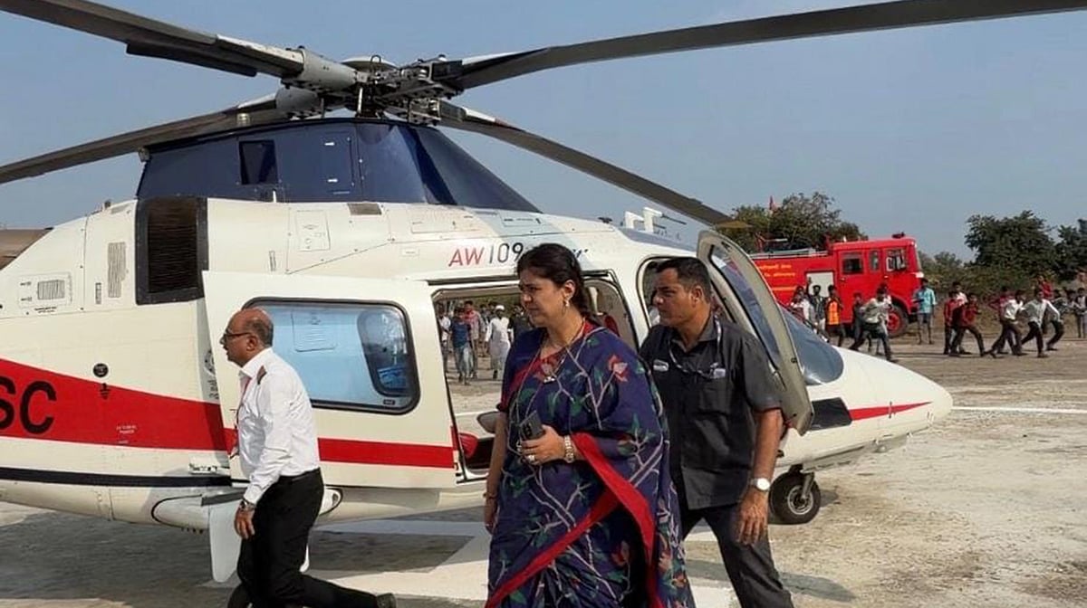 مہاراشٹر: کابینہ وزیر پنکجا منڈے کے ہیلی کاپٹر میں تکنیکی خرابی، بڑا حادثہ ٹل گیا